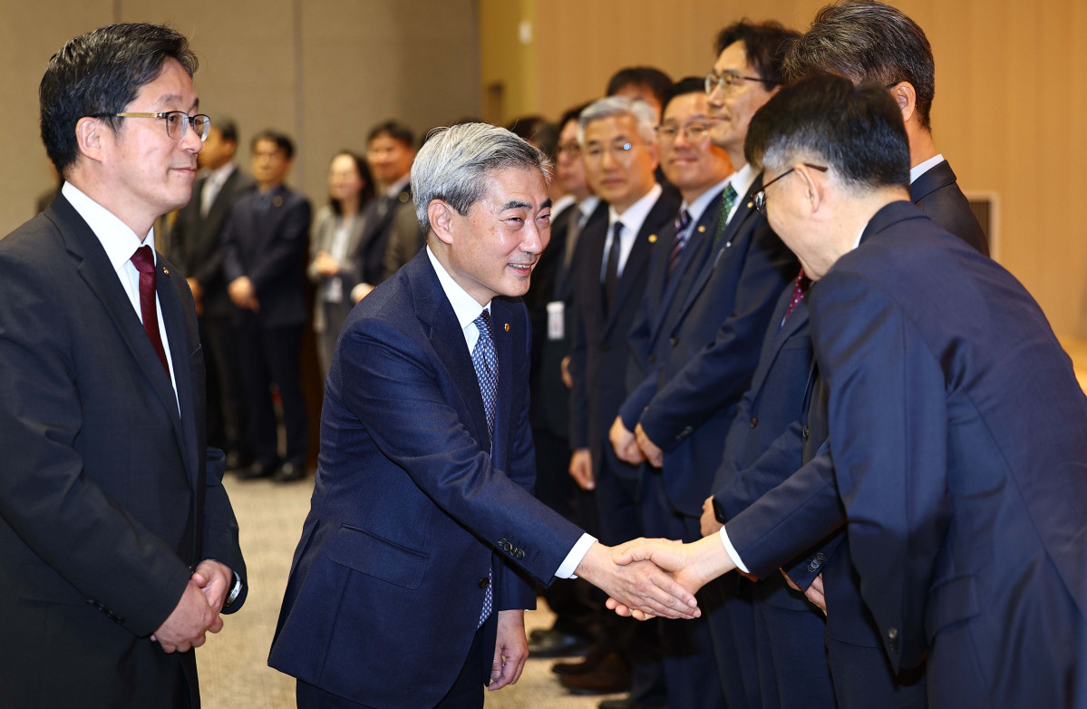 ▲신현송 신임 한국은행 총재가 21일 서울 중구 한국은행에서 열린 취임식에서 임직원들과 인사하고 있다. 신태현 기자 holjjak@