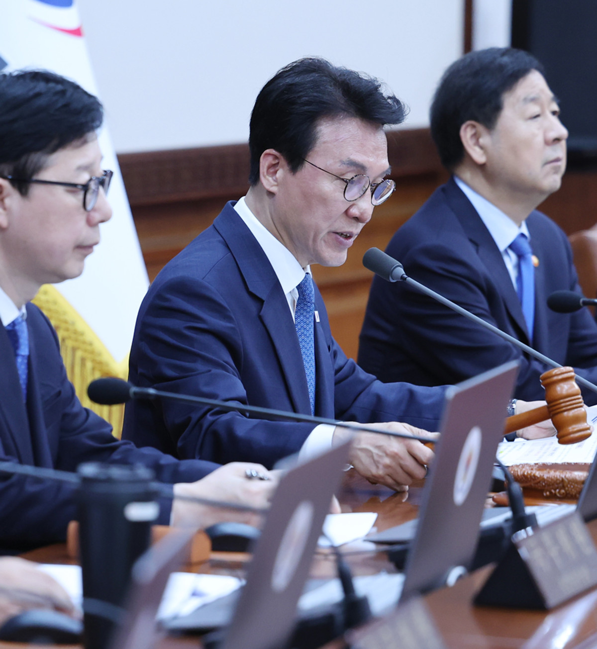 ▲김민석 국무총리가 21일 서울 종로구 정부서울청사에서 열린 국무회의 겸 비상경제본부회의에서 개회 선언을 하고 있다. (연합뉴스)