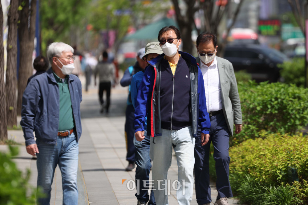 ▲서풍을 타고 유입된 황사가 전국 대부분 지역에 영향을 끼친 21일 서울 중구 시청역 앞에서 시민들이 마스크를 끼고 있다. 김예연 인턴기자 kimye@