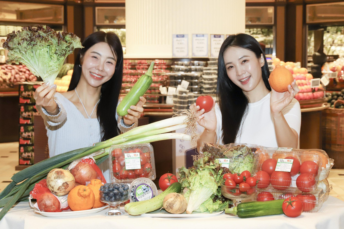▲신세계백화점 모델들이 20일 강남점 신세계마켓에서 친환경 농산물을 소개하고 있다. (사진제공=신세계백화점)