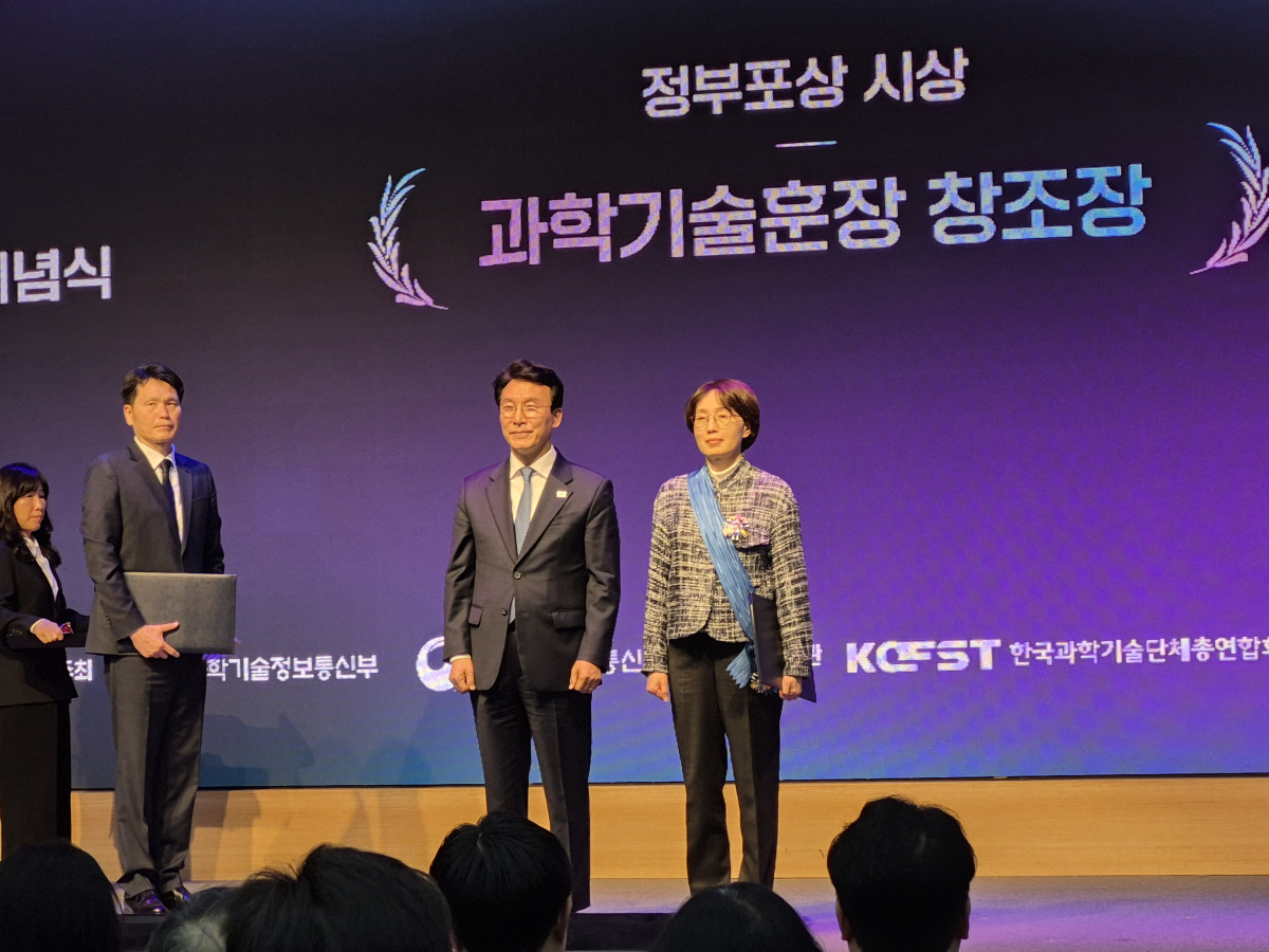 ▲21일 과학·정보통신의 날 기념식에서 김민석 국무총리가 김빛내리 교수에게 과학기술 창조장을 수여한 뒤 기념촬영을 하고 있다. 김연진 기자 yeonjin@