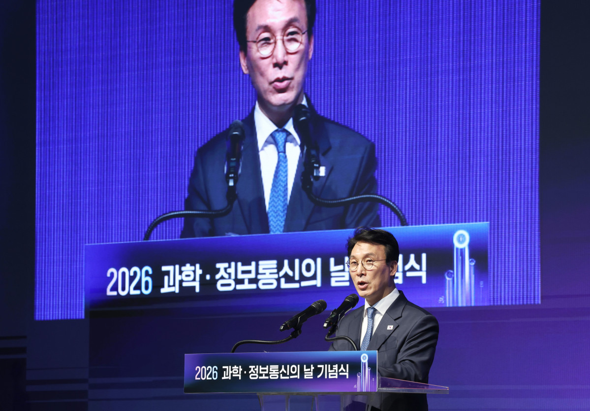▲김민석 국무총리가 21일 서울 강남구 한국과학기술회관에서 열린 2026 과학, 정보통신의 날 기념식에서 기념사를 하고 있다. (연합뉴스)