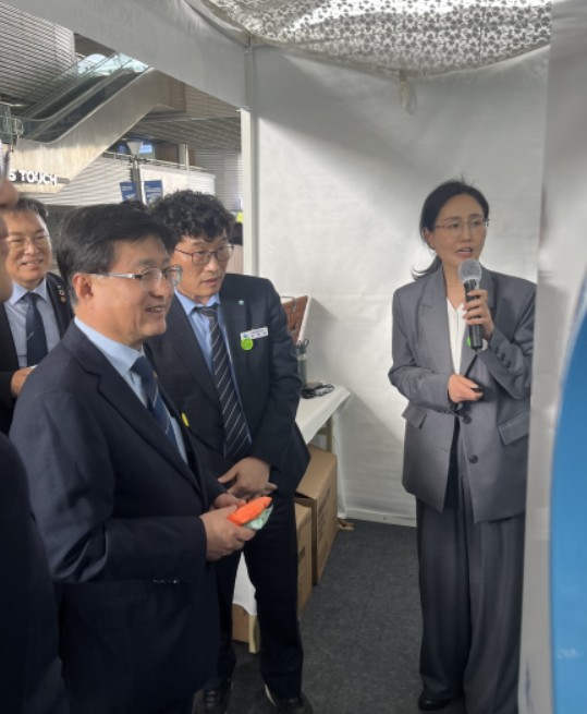 ▲김성환 기후에너지환경부 장관(왼쪽)이 중부발전 홍보 부스를 방문해 관계자의 설명을 듣고 있다. (사진제공=한국중부발전)