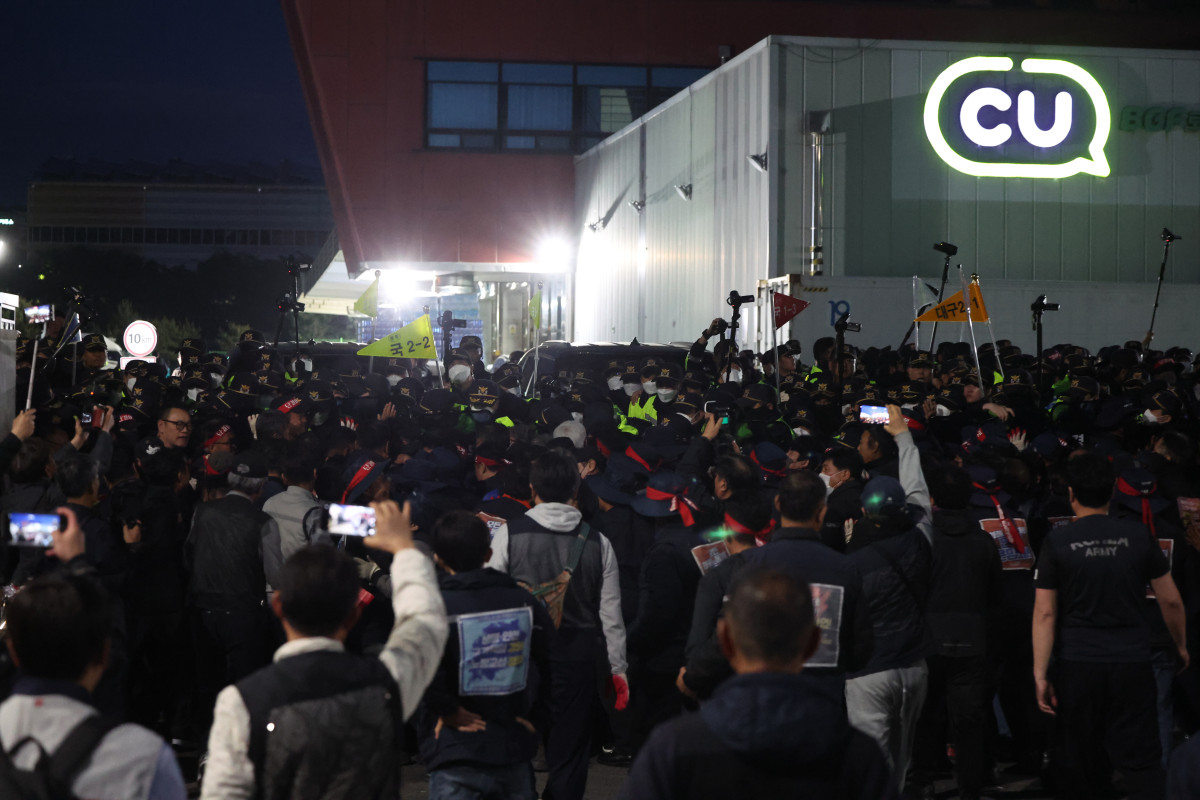 ▲20일 오후 경남 진주시 정촌면 BGF로지스 진주센터에서 화물연대 관계자가 센터 입구로 진입하려는 과정에서 경찰과 대치하고 있다.이날 센터 입구에서 집회 중 2.5t 화물차가 집회 참가자와 부딪치는 사고가 발생해 1명이 숨지고, 2명(중상·경상 각 1명)이 다쳤다. (연합뉴스)