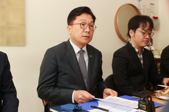▲이병권 중소벤처기업부 제2차관이 21일 서울 영등포구 멜리플루어스 당산 본점에서 열린 ‘중동 전쟁 관련 소상공인 현장애로 간담회(3차, 카페업)’에서 모두발언을 하고 있다. (사진제공=중소벤처기업부)