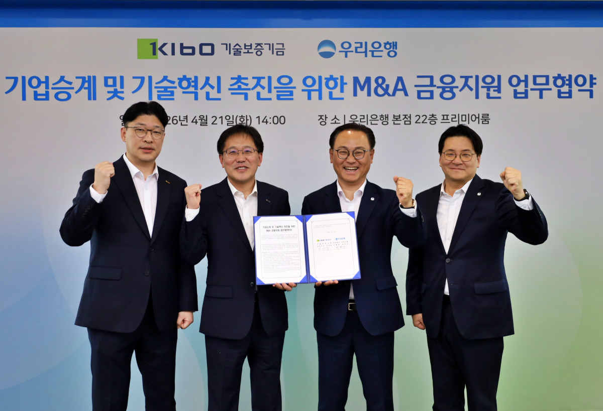 ▲(왼쪽부터)기술보증기금 나병록 M&A지원센터장, 기술보증기금 이상창 상임이사, 우리은행 배연수 기업그룹장, 우리은행 윤성후 부장이 21일 우리은행 본점에서 '기업승계 및 기술혁신 촉진을 위한 M&A 금융지원 업무협약식'을 마친후 기념 촬영을 하고 있다. (사진제공=우리은행)