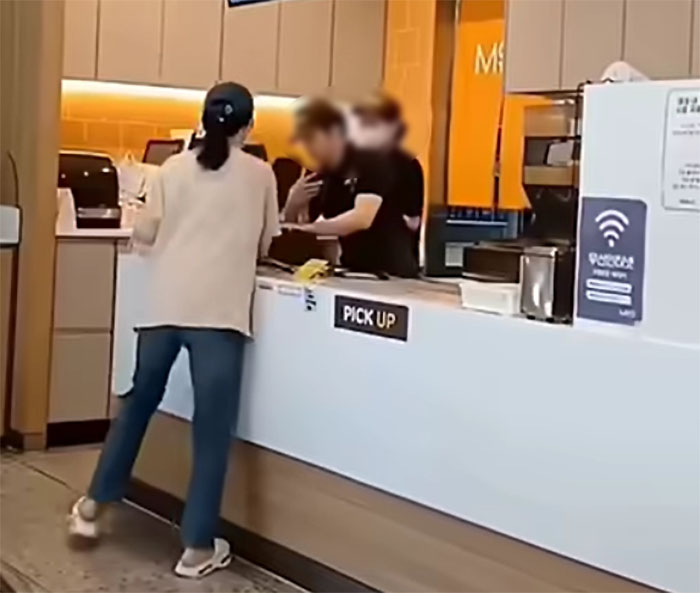 ▲올리브영 빌런·맘스터치 진상 뒤늦은 파묘…어떻게 됐을까? 맘스터치 진상녀 결말 궁금증 (출처=유튜브 캡처)