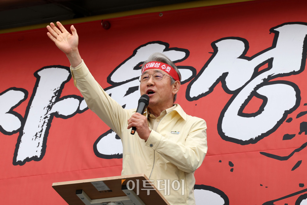 ▲21일 서울 여의도공원 인근에서 열린 농협 자율성 수호 농민 결의대회에서 강호동 농협중앙회장이 발언하고 있다. 고이란 기자 photoeran@