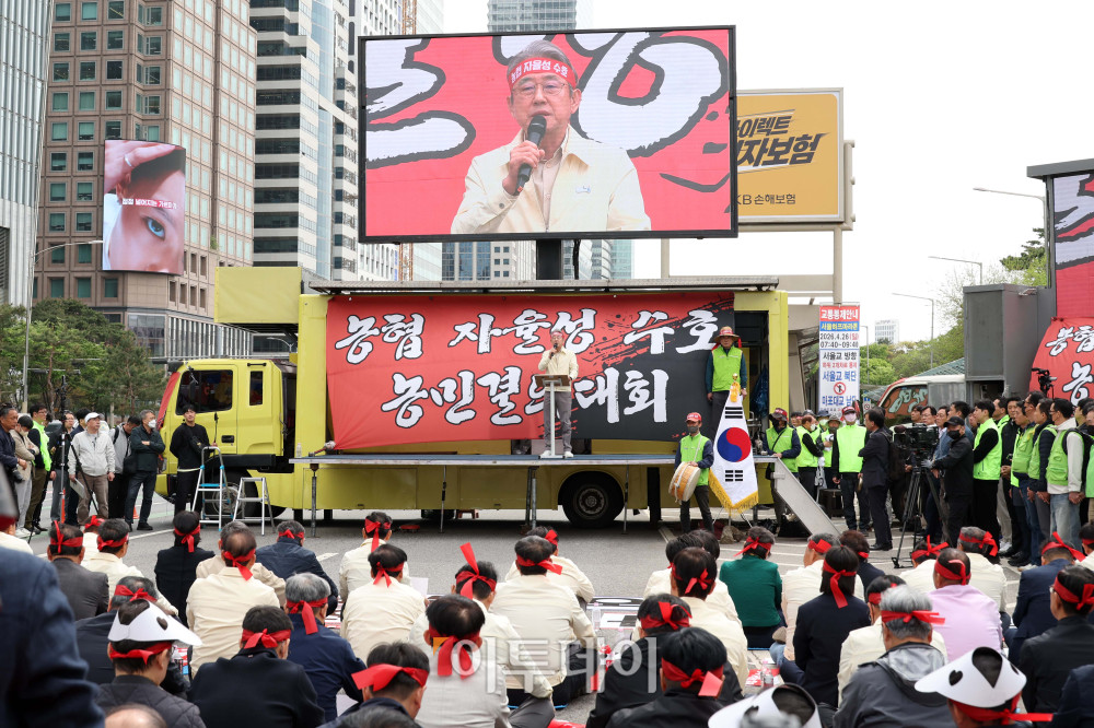 ▲21일 서울 여의도공원 인근에서 열린 농협 자율성 수호 농민 결의대회에서 강호동 농협중앙회장이 발언하고 있다. 고이란 기자 photoeran@