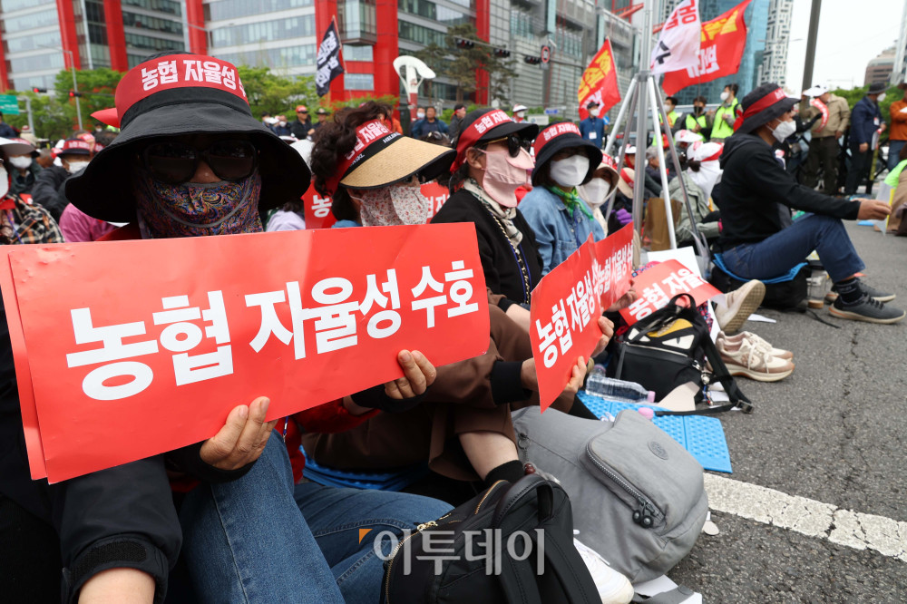 ▲21일 서울 여의도공원 인근에서 열린 농협 자율성 수호 농민 결의대회에서 참석자들이 정부의 농협법 개정안에 반대하는 구호를 외치고 있다. 고이란 기자 photoeran@