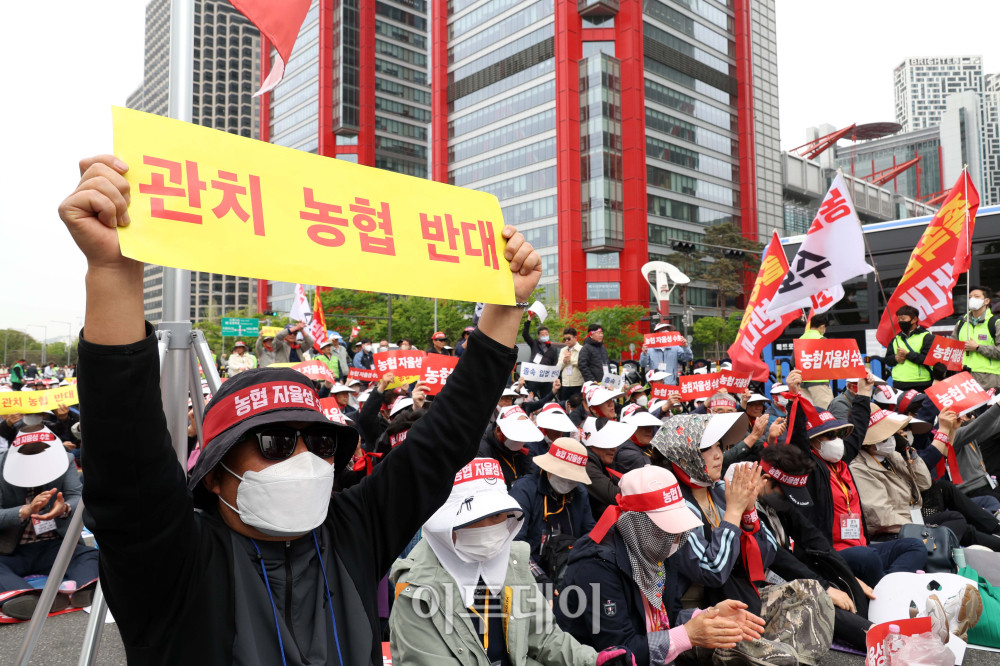▲21일 서울 여의도공원 인근에서 열린 농협 자율성 수호 농민 결의대회에서 참석자들이 정부의 농협법 개정안에 반대하는 구호를 외치고 있다. 고이란 기자 photoeran@
