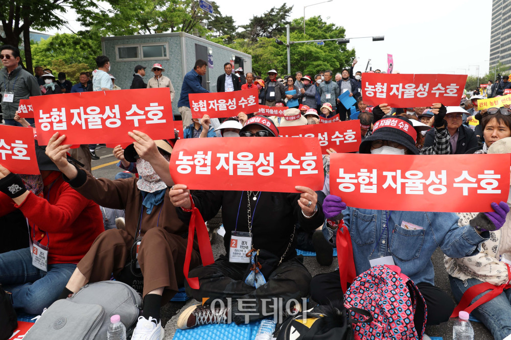 ▲21일 서울 여의도공원 인근에서 열린 농협 자율성 수호 농민 결의대회에서 참석자들이 정부의 농협법 개정안에 반대하는 구호를 외치고 있다. 고이란 기자 photoeran@