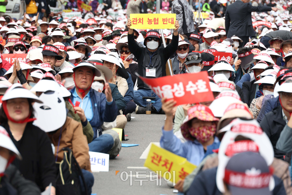 ▲21일 서울 여의도공원 인근에서 열린 농협 자율성 수호 농민 결의대회에서 참석자들이 정부의 농협법 개정안에 반대하는 구호를 외치고 있다. 고이란 기자 photoeran@