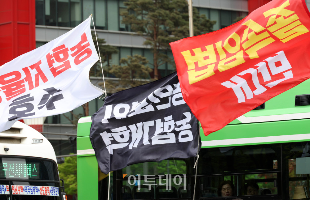▲21일 서울 여의도공원 인근에서 농협 자율성 수호 농민 결의대회가 열리고 있다. 고이란 기자 photoeran@