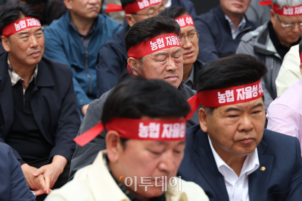 ▲21일 서울 여의도공원 인근에서 농협 자율성 수호 농민 결의대회가 열리고 있다. 고이란 기자 photoeran@