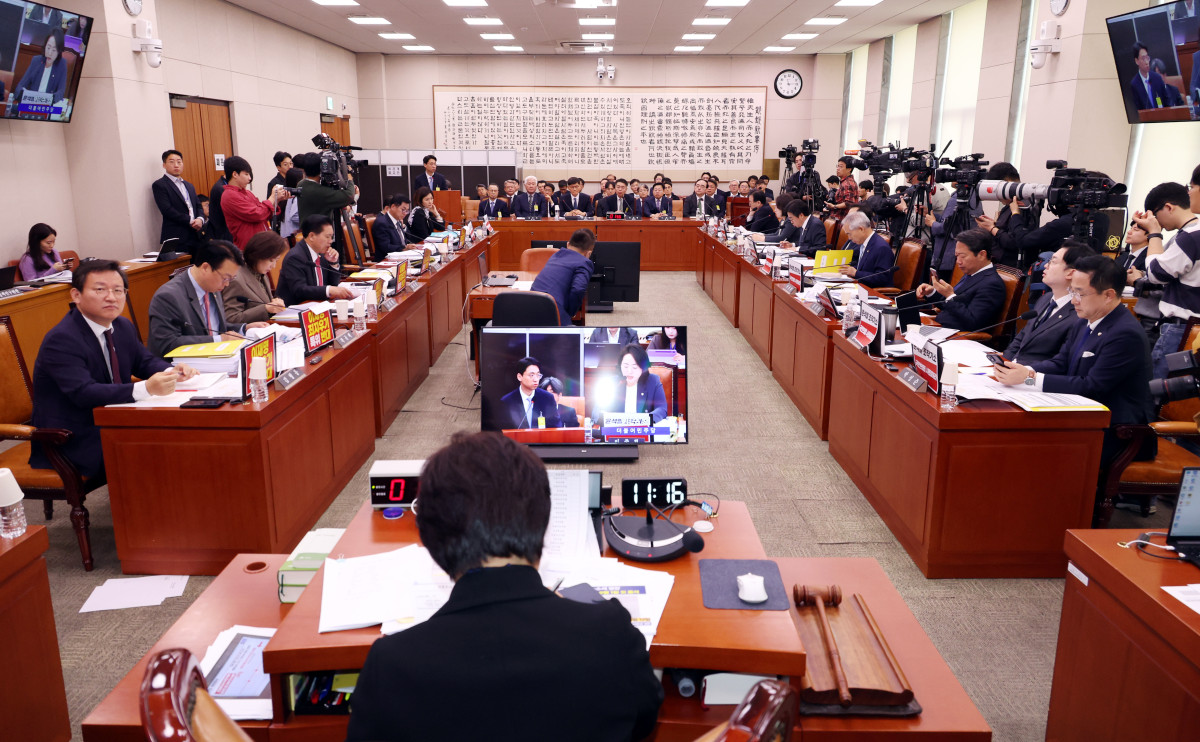 ▲서영교 국회 국조특위 위원장이 21일 오전 서울 여의도 국회 윤석열정권정치검찰조작기소의혹사건진상규명국정조사특별위원회에서 열린 서해 공무원 피격통계조작·윤석열 명예훼손 허위보도 조작기소의혹 사건 청문회에서 회의를 주재하고 있다. 사진=뉴시스