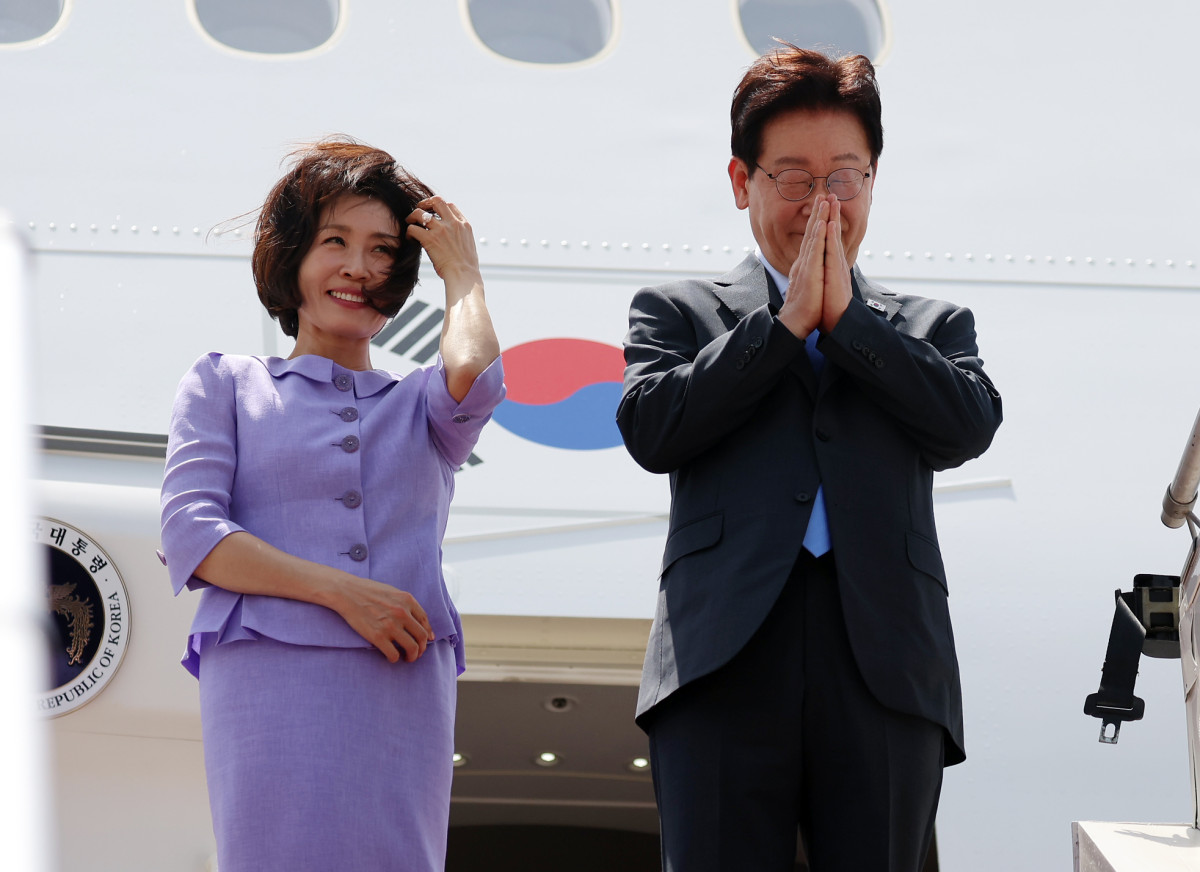 ▲인도 국빈방문을 마치고 베트남으로 향하는 이재명 대통령과 김혜경 여사가 21일(현지시간) 뉴델리 팔람 공군기지 공군 1호기에 탑승하며 환송객에게 인사하고 있다. 사진=연합뉴스