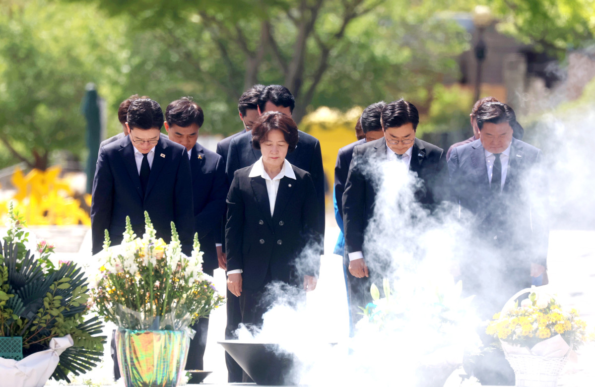 ▲더불어민주당 수도권 광역단체장 후보들이 21일 오후 경남 김해시 노무현 전 대통령 묘역을 참배하고 있다.    앞쪽 왼쪽부터 정원오 서울시장 후보, 추미애 경기지사 후보, 박찬대 인천시장 후보. 사진=연합뉴스