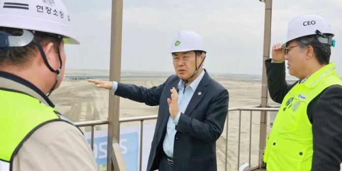 ▲김관영 전북도지사가 14일 현대자동차 그룹 9조원 투자 등 전북 대규모 투자와 관련해 새만금 수변도시에서 공사 관계자들과 현장을 둘러보고 있다. (사진제공=전북도)