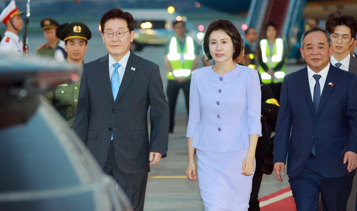▲베트남을 국빈 방문한 이재명 대통령과 김혜경 여사가 21일(현지시간) 하노이 노이바이 국제공항에 도착한 공군 1호기에서 내려 이동하고 있다. (연합뉴스)