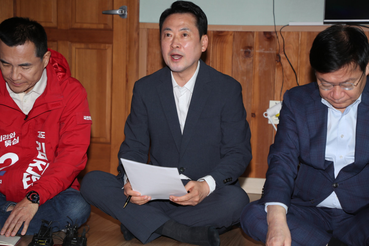 ▲22일 강원 양양군 손양면 수산리어촌마을회관을 찾은 국민의힘 장동혁 당 대표 등 지도부가 강원지역 공약을 발표하고 있다. (연합뉴스)