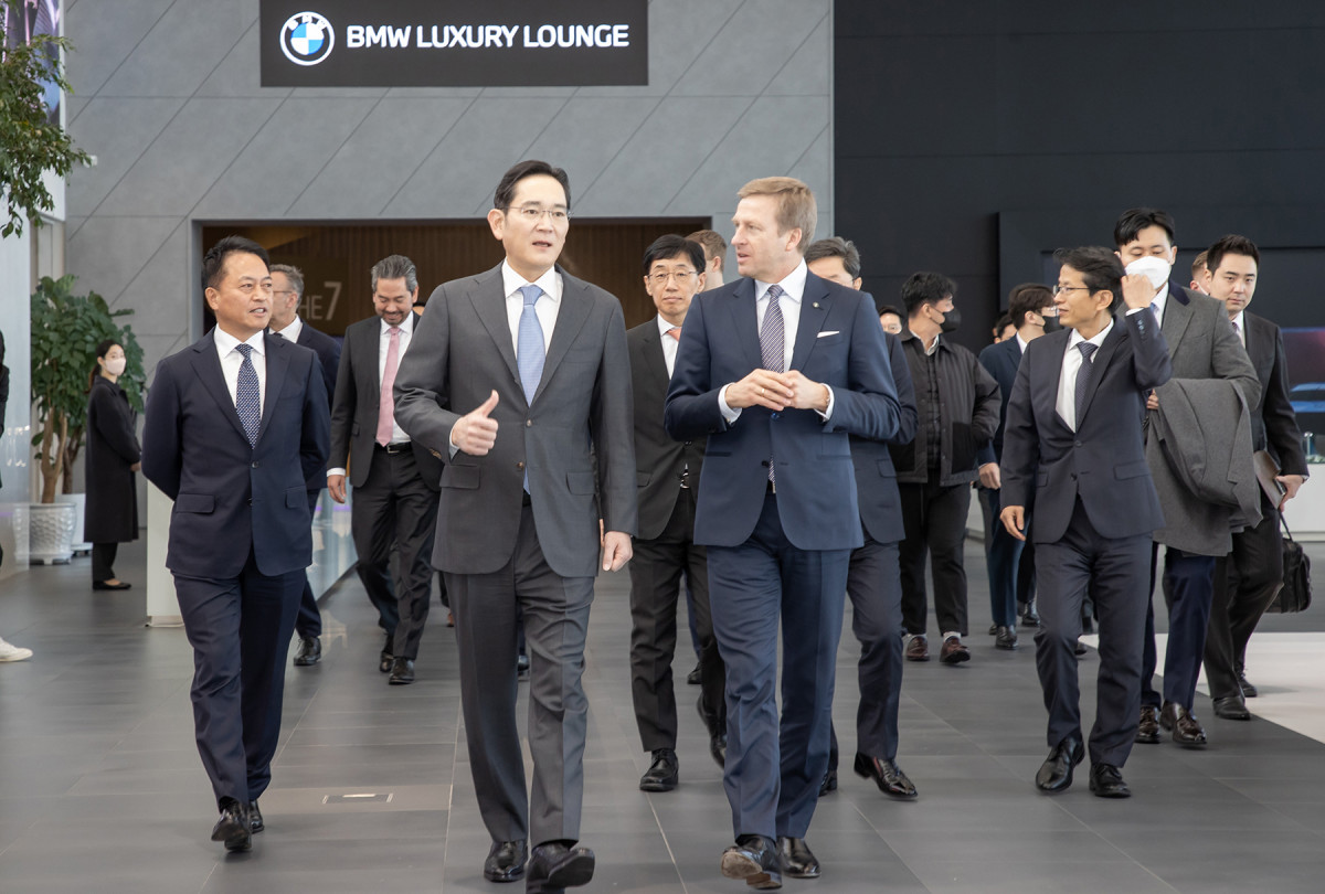 ▲이재용 삼성전자 회장이 2022년 인천 영종도에 위치한 BMW 드라이빙 센터에서 올리버 집세(Oliver Zipse) BMW CEO와 만나 배터리 및 전장 분야 협력 방안을 논의하고 있다. (사진제공=삼성전자)