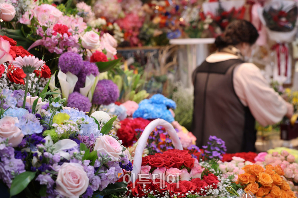 ▲5월 대목을 앞둔 22일 서울 양재 꽃시장에서 상인들이 판매용 꽃을 정리하고 있다. 치솟은 자재비에 경기가 얼어붙으면서 예년 같지 않은 대목 분위기에 현장의 시름이 깊어지고 있다. 김예연 인턴기자 kimye@
