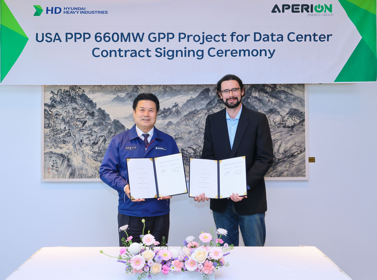▲HD현대중공업이 최근 미국 에너지 인프라 개발기업인 Aperion Energy Group(AEG)과 20MW급 힘센엔진(HiMSEN) 기반의 발전설비 공급계약을 체결했다. (왼쪽부터 한주석 HD현대중공업 엔진기계사업대표, 아론 휠러(Aaron Wheeler) AEG 최고경영자) (HD현대중공업)