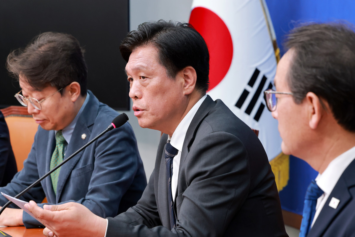 ▲더불어민주당 조승래 사무총장이 12일 국회에서 기자 간담회를 열고 6·3 지방선거 공천 진행 상황 등을 설명하고 있다. 사진=연합뉴스
