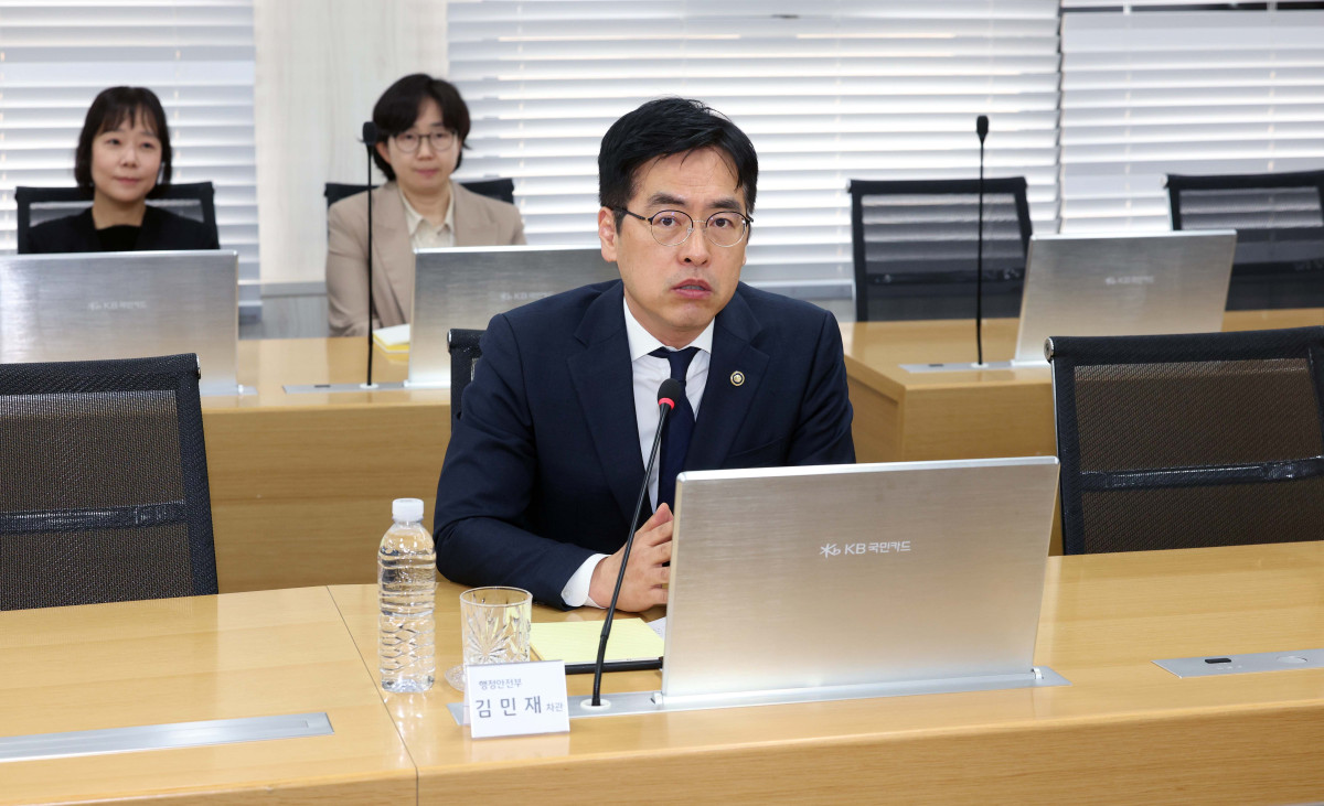 ▲김민재 행정안전부 차관이 22일 서울 종로구 KB국민카드에서 열린 ‘고유가 피해지원금 카드사 현장방문 점검’에서 인사말을 하고 있다. 신태현 기자 holjjak@