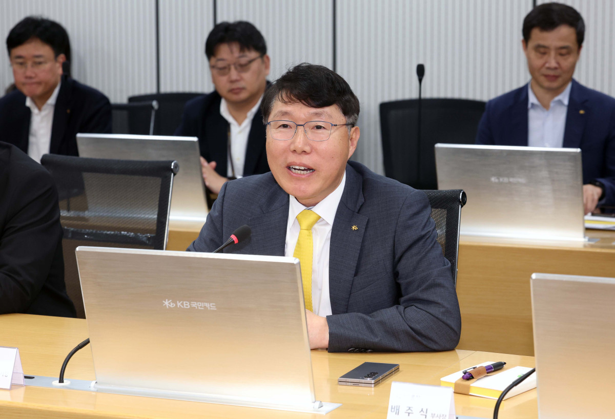 ▲김재관 KB국민카드 사장이 22일 서울 종로구 KB국민카드에서 열린 김민재 행정안전부 차관의 ‘고유가 피해지원금 카드사 현장방문 점검’에서 인사말을 하고 있다. 신태현 기자 holjjak@