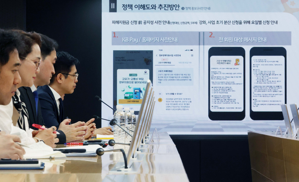 ▲김민재 행정안전부 차관이 22일 서울 종로구 KB국민카드에서 열린 ‘고유가 피해지원금 카드사 현장방문 점검’에서 준비상황을 보고받고 있다. 신태현 기자 holjjak@