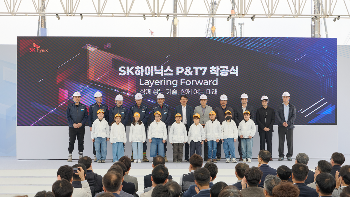 ▲P&T7 착공식에서 참가자들이 기념 촬영을 하고 있다. (사진제공=SK하이닉스)
