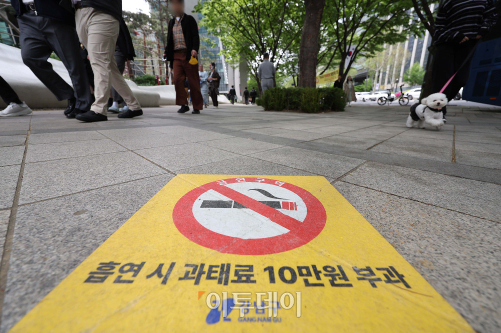 ▲서울 강남구 테헤란로 금연거리 지정을 하루 앞둔 22일 시민들이 관련 안내문 옆으로 걸어가고 있다. 기존 담배는 물론 합성 니코틴 전자담배도 단속 대상에 포함되며, 위반 시 최대 10만원의 과태료과 부과된다. 김예연 인턴기자 kimye@