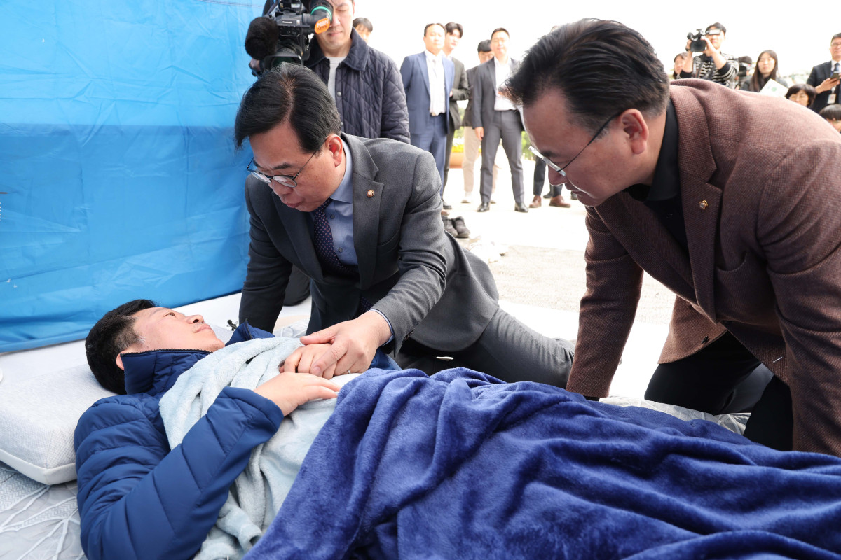 ▲국민의힘 송언석 원내대표와 유상범 원내운영수석부대표가 22일 국회 본청 앞에서 단식 12일 차를 맞은 안호영 의원의 천막 농성장을 찾아 대화하고 있다. 사진=연합뉴스