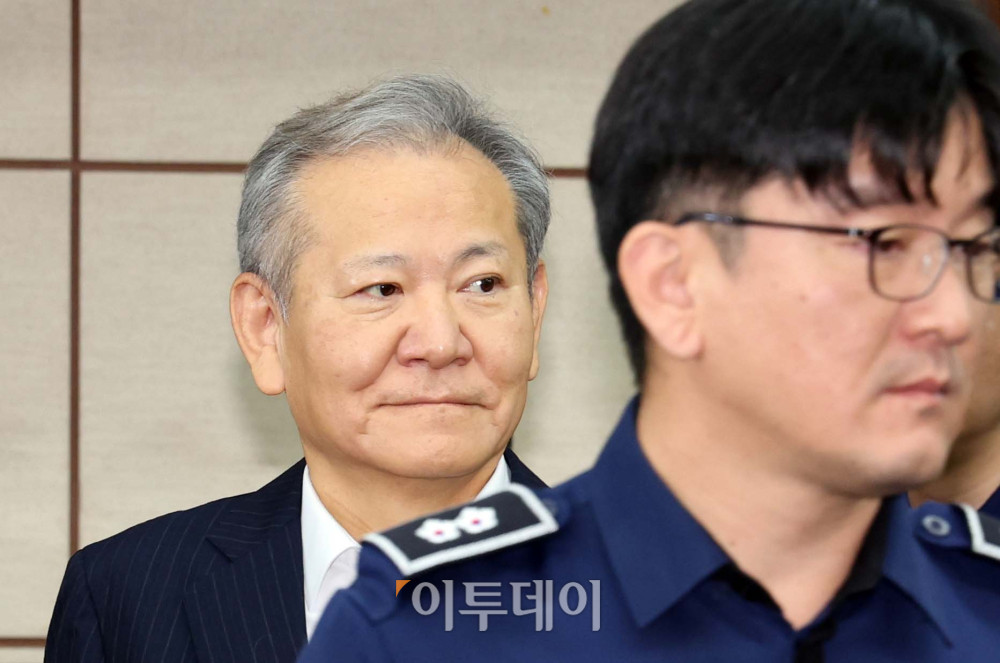 ▲12·3 비상계엄 관련 언론사 단전·단수를 지시한 혐의로 구속기소 된 이상민 전 행정안전부 장관이 지난해 10월 17일 서울 서초구 서울중앙지방법원에서 열린 첫 공판에 출석하고 있다. 사진공동취재단 (이투데이DB)