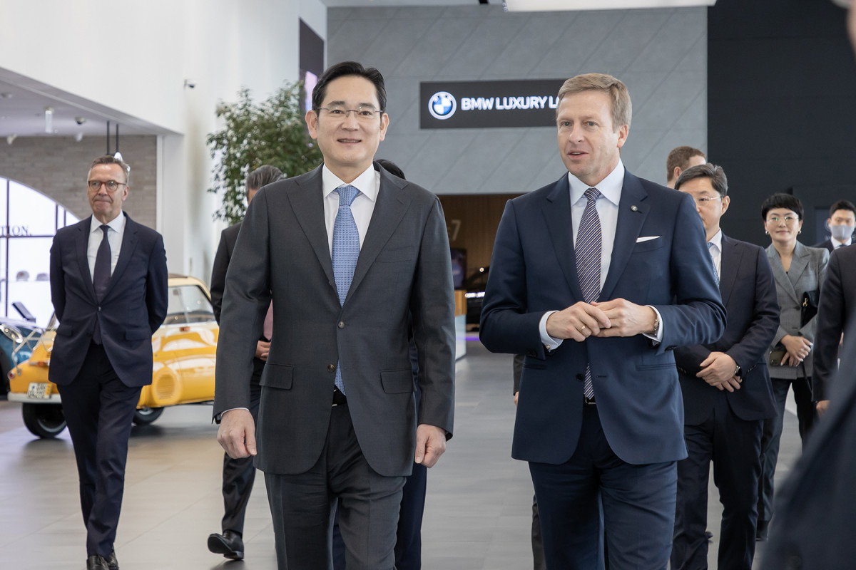 ▲이재용 삼성전자 회장이 2022년 인천 영종도에 위치한 BMW 드라이빙 센터에서 올리버 집세(Oliver Zipse) BMW CEO와 만나 배터리 및 전장 분야 협력 방안을 논의하고 있다. (사진=삼성전자)