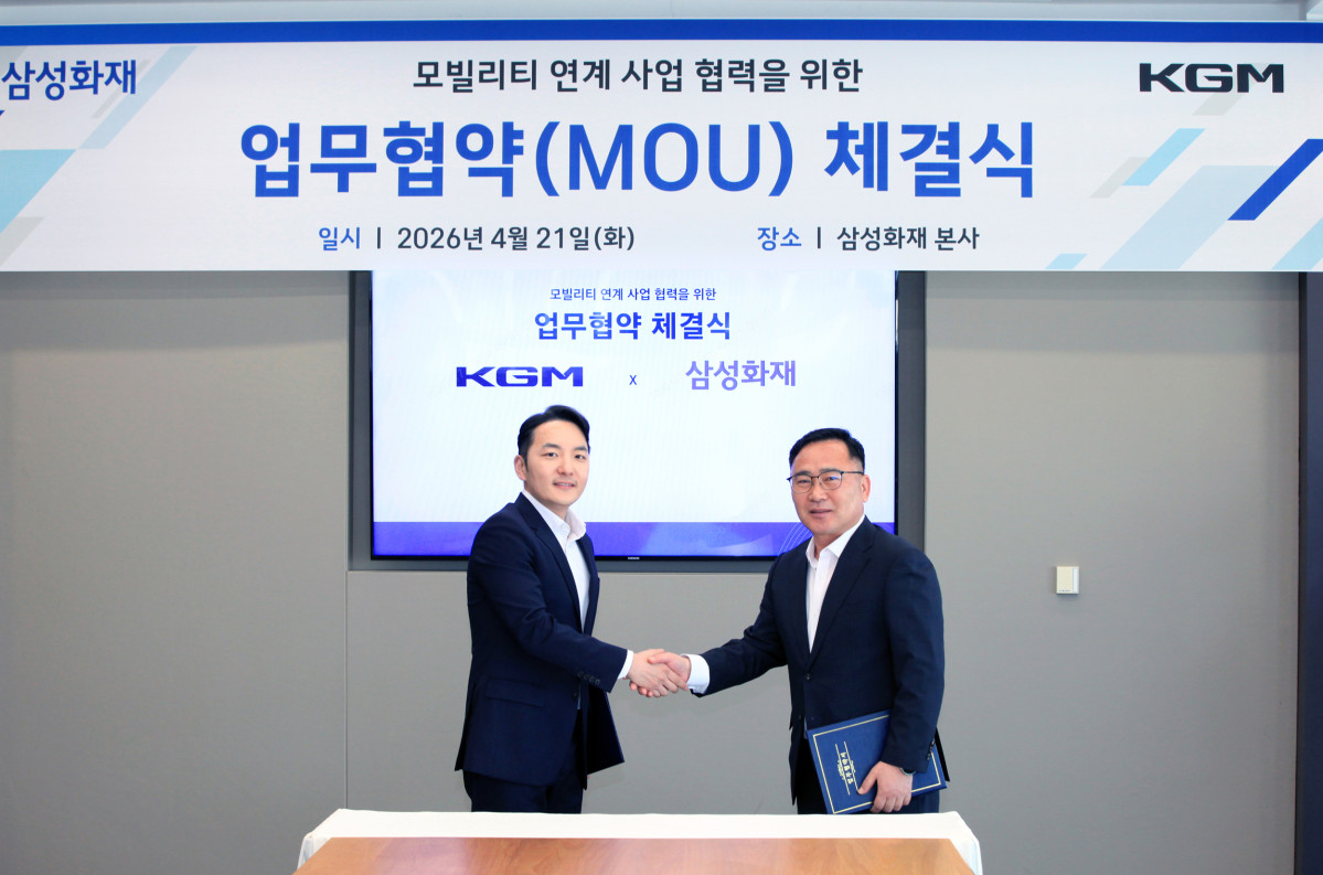 ▲21일 삼성화재 본사에서 KGM 사업전략부문 곽정현 사장(왼쪽)과 삼성화재 자동차보험부문 이상동 부사장이 ‘모빌리티 라이프사이클 통합 서비스 및 공동 사업 추진’을 위한 업무협약을 체결하고 기념 촬영을 하고 있다. (사진=KGM)