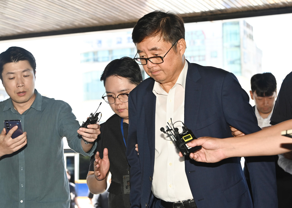 ▲공장 화재로 23명의 사망자가 발생한 화성 리튬전지 제조업체 아리셀 박순관 대표가 2024년 8월 28일 경기도 수원지방법원에서 열린 구속 전 피의자 심문(영장실질심사)을 마친 후 대기장소인 수원남부경찰서로 들어서고 있다. (뉴시스)
