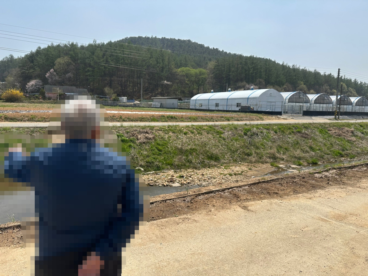 ▲경기 용인시 처인구에서 만난 한 주민이 산을 바라보고 있다. 그는 “후손들을 위해서라도 보상이 서둘러 이뤄지고 국가산단이 차질 없이 들어서야 한다”고 말했다. (이수진 기자 abc123@)