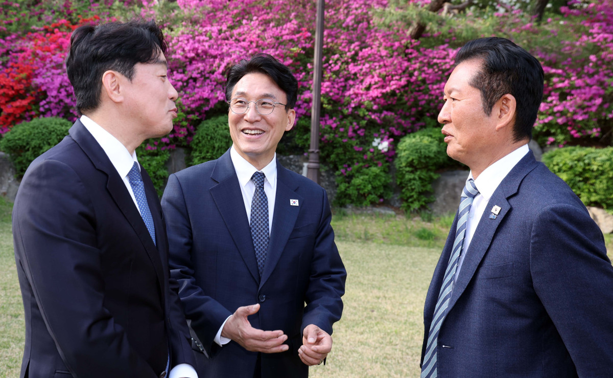 ▲김민석 국무총리, 정청래 더불어민주당 대표, 강훈식 대통령 비서실장이  22일 서울 종로구 국무총리 공관에서 열린 제8차 고위당정협의회에서 대화를 하고 있다. 이날 회의에서 참석자들은 중동전쟁에 따른 비상경제 5개 상황반 보고 및 논의와 추경 신속 집행관련 논의를 했다. 신태현 기자 holjjak@