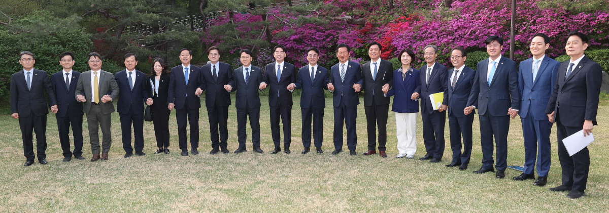 ▲김민석 국무총리, 정청래 더불어민주당 대표, 강훈식 대통령비서실장을 비롯한 참석자들이 22일 오후 서울 종로구 국무총리공관에서 열린 제8차 고위당정협의회에서 기념촬영을 하고 있다. 신태현 기자 holjjak@