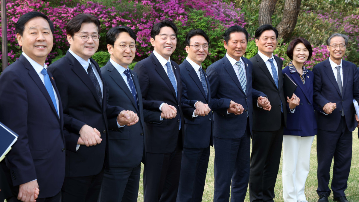 ▲김민석 국무총리, 정청래 더불어민주당 대표, 강훈식 대통령 비서실장 등이  22일 서울 종로구 국무총리 공관에서 열린 제8차 고위당정협의회에서 기념촬영을 하고 있다. 이날 회의에서 참석자들은 중동전쟁에 따른 비상경제 5개 상황반 보고 및 논의와 추경 신속 집행관련 논의를 했다. 신태현 기자 holjjak@