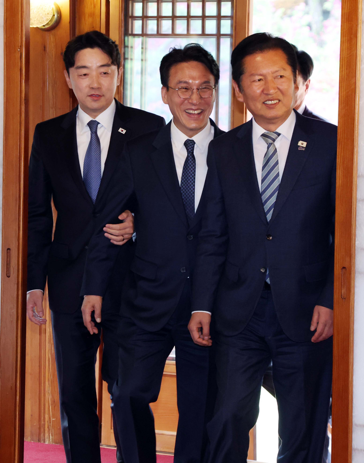▲김민석 국무총리, 정청래 더불어민주당 대표, 강훈식 대통령 비서실장이  22일 서울 종로구 국무총리 공관에서 열린 제8차 고위당정협의회에 참석하고 있다. 이날 회의에서 참석자들은 중동전쟁에 따른 비상경제 5개 상황반 보고 및 논의와 추경 신속 집행관련 논의를 했다. 신태현 기자 holjjak@