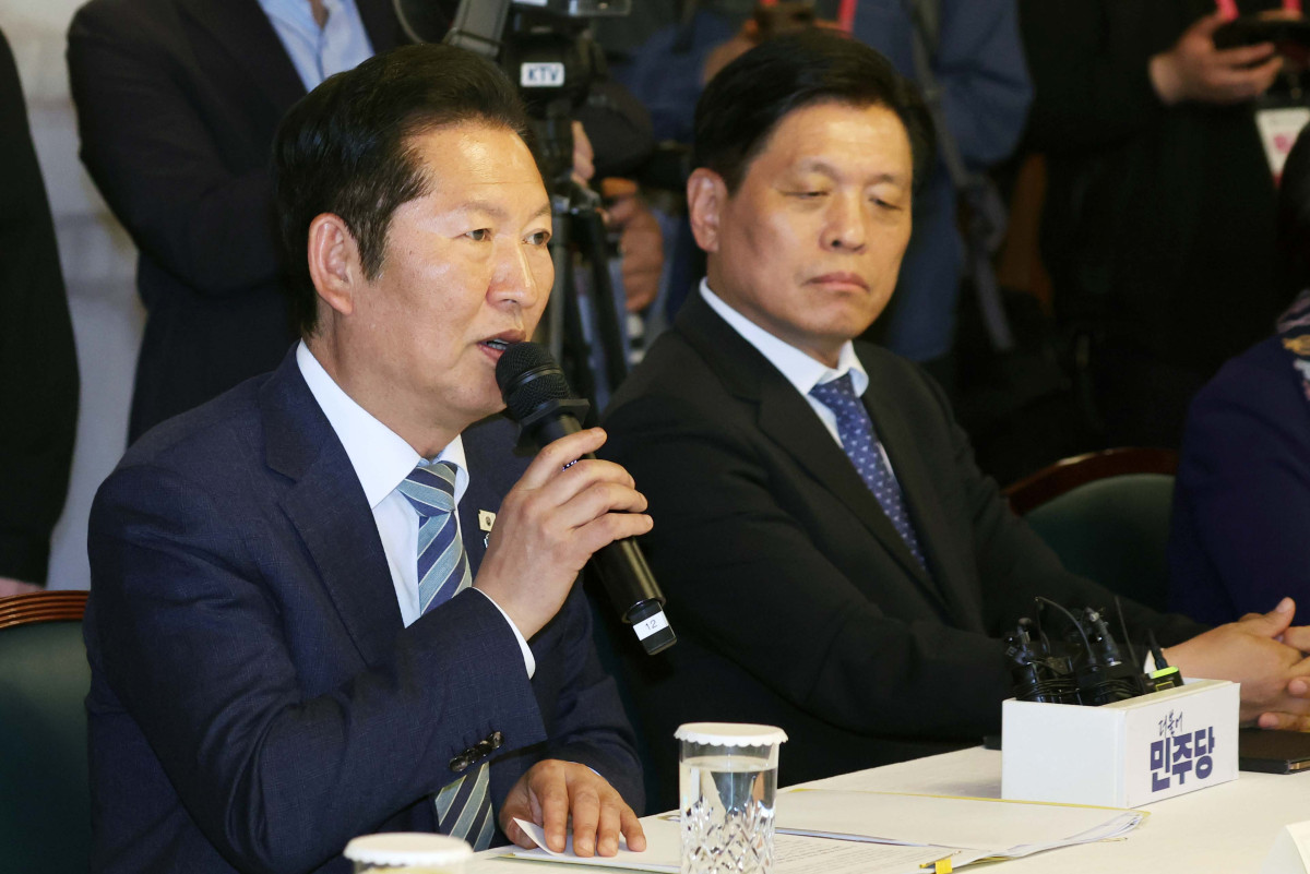 ▲정청래 더불어민주당 대표가 22일 서울 종로구 국무총리 공관에서 열린 제8차 고위당정협의회에서 모두 발언을 하고 있다. 이날 회의에서 참석자들은 중동전쟁에 따른 비상경제 5개 상황반 보고 및 논의와 추경 신속 집행관련 논의를 했다. 신태현 기자 holjjak@