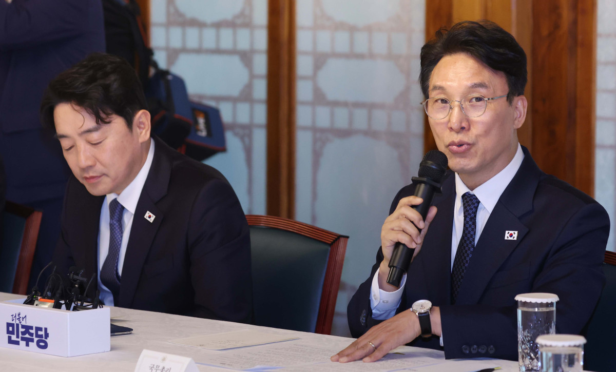 ▲김민석 국무총리가 22일 서울 종로구 국무총리 공관에서 열린 제8차 고위당정협의회에서 모두 발언을 하고 있다. 이날 회의에서 참석자들은 중동전쟁에 따른 비상경제 5개 상황반 보고 및 논의와 추경 신속 집행관련 논의를 했다. 신태현 기자 holjjak@