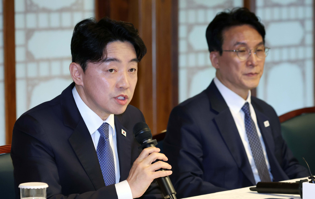 ▲강훈식 대통령 비서실장이 22일 서울 종로구 국무총리 공관에서 열린 제8차 고위당정협의회에서 모두 발언을 하고 있다. 이날 회의에서 참석자들은 중동전쟁에 따른 비상경제 5개 상황반 보고 및 논의와 추경 신속 집행관련 논의를 했다. 신태현 기자 holjjak@