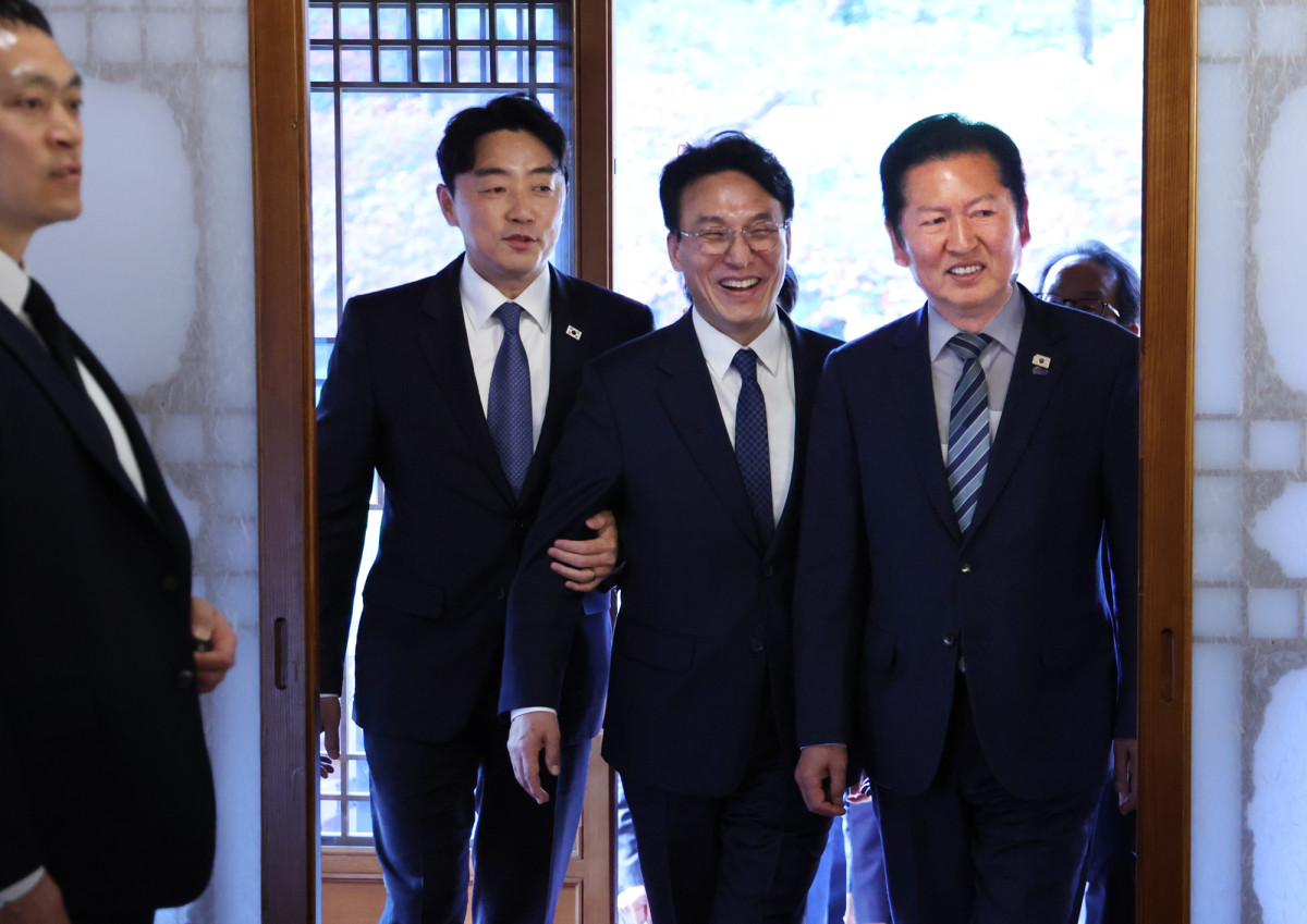 ▲김민석 국무총리가 22일 서울 삼청동 총리공관에서 열린 고위당정협의회에서 더불어민주당 정청래 대표(오른쪽), 강훈식 대통령 비서실장 등 참석자들과 기념촬영을 마친 뒤 회의장으로 입장하고 있다. (연합뉴스)