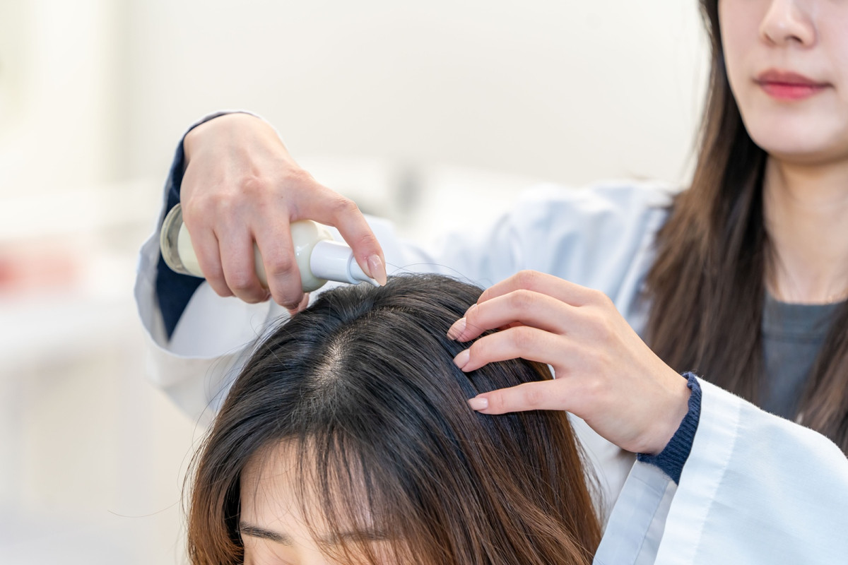▲한국콜마 헤어연구팀 연구원이 스칼프 선에센스 테스트를 진행하고 있다. (사진제공=한국콜마)