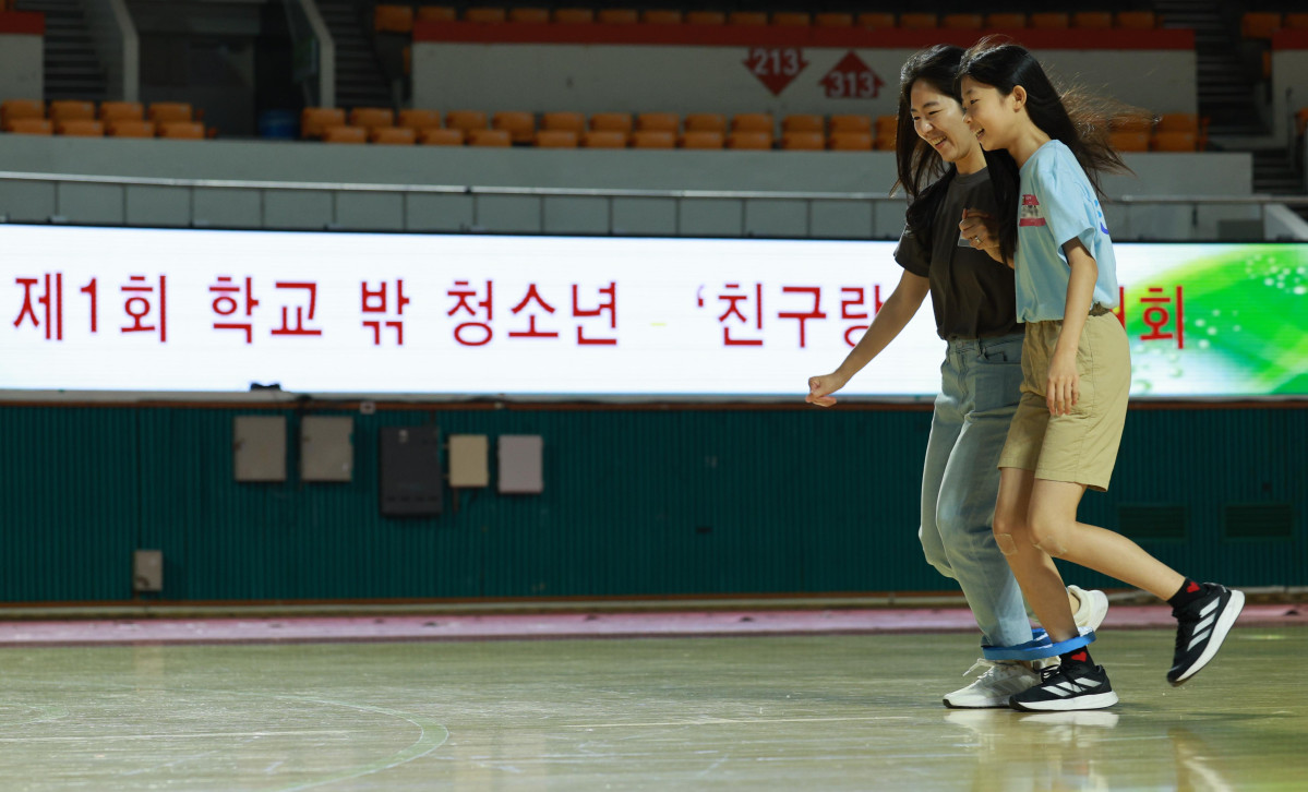▲서울 송파구 잠실 학생체육관에서 열린 '제1회 서울특별시교육청 학교 밖 청소년 체육대회'에서 선생과 청소년들이 2인 3각 게임을 하고 있다. (뉴시스)
